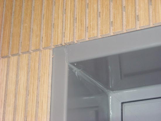 detail obkladu ve styku s dveřmi